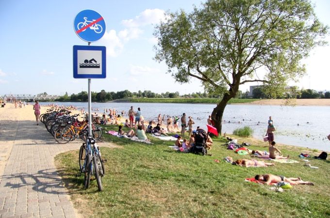 Sestdien pārspēti vairāki karstuma rekordi; promenādē iet karsti (ar foto)