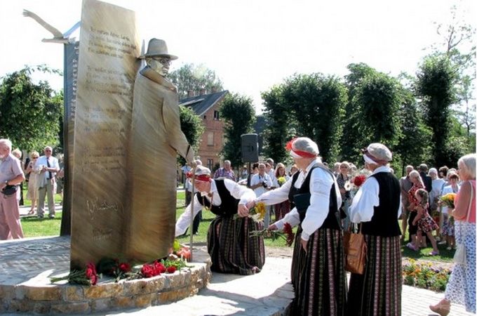 Bauskā svin svētkus un atklāj pieminekli Vilim Plūdonim