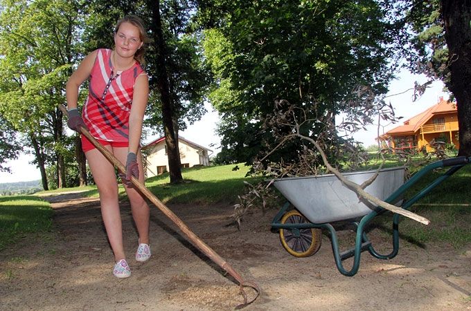 Ozolnieku pusaudži no darba nevairās, bet grūti nokārtot dokumentus 