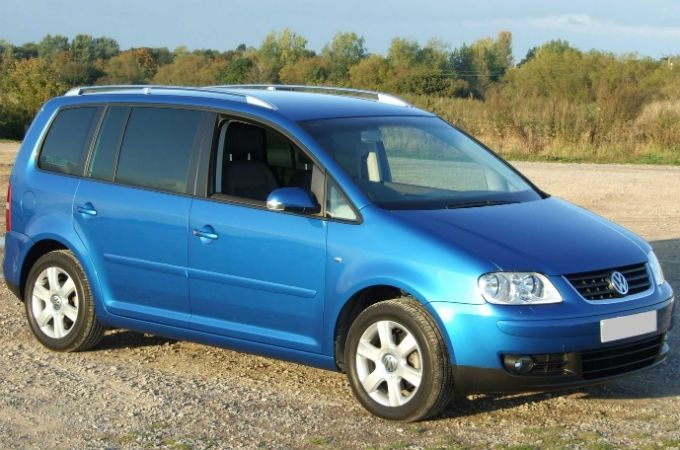 Nozagti divi «VW Touran» – Garozas ielā un Brīvības bulvārī