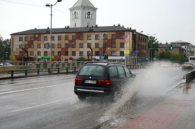 FOTO: Jelgavniekus pārsteidz lietus