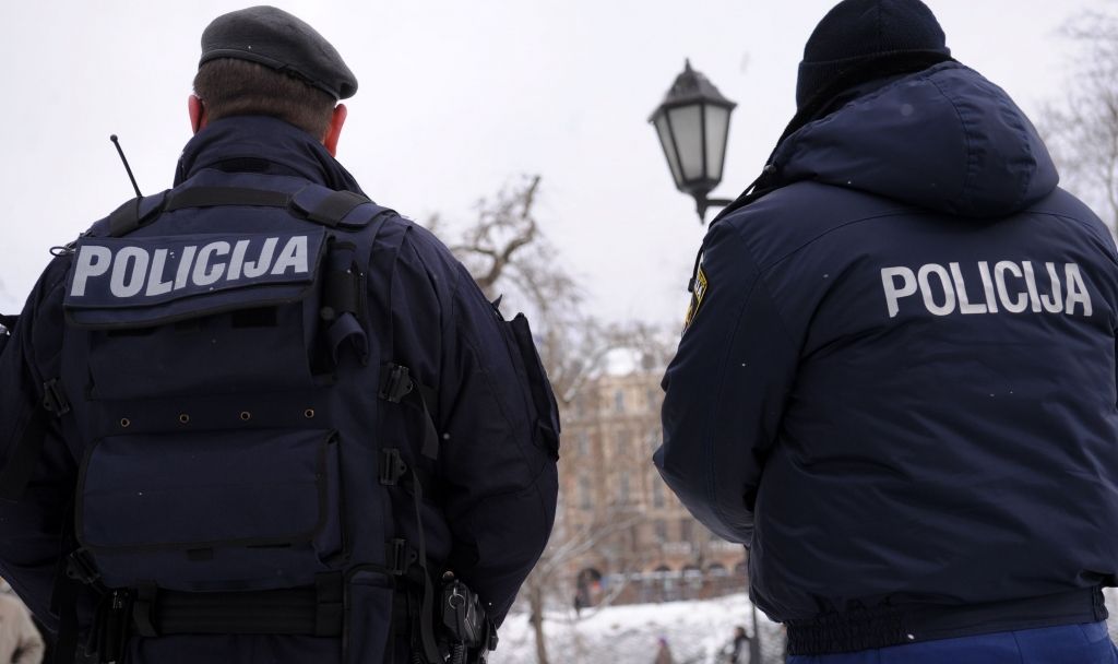 Straujuma aicina palielināt algas policistiem un neturēt viņus «bada maizē»