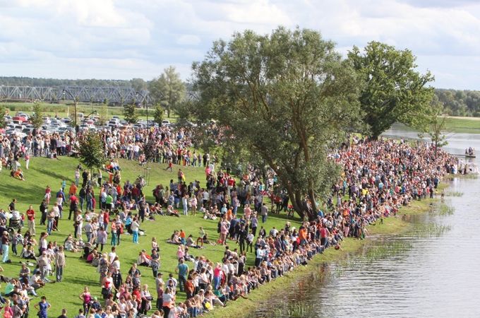 Piena paku regati lutina labs laiks un milzum daudz skatītāju. Apbalvošanas ceremonija Uzvaras parkā