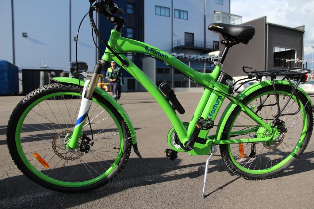 «Fortum Jelgava» pārslēdzis līgumus ar 100 daudzdzīvokļu mājām Jelgavā; darbinieki brauks ar elektrodivriteņiem
