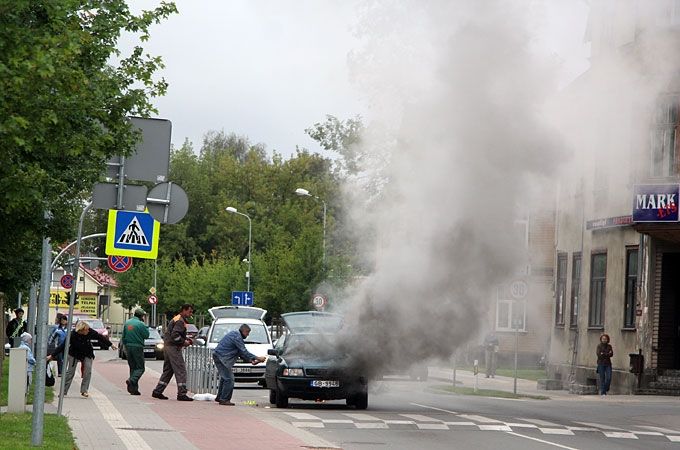 FOTO: Aizdegas auto Raiņa ielā