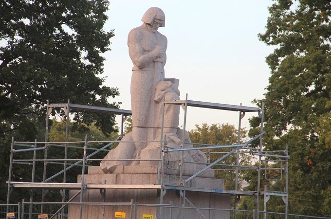 Atjauno Lāčplēša pieminekli