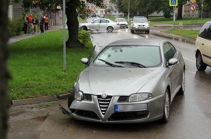 Sadursmē Pulkveža Oskara Kalpaka un Svētes ielu krustojumā vairāk vai mazāk vainīgas abas puses