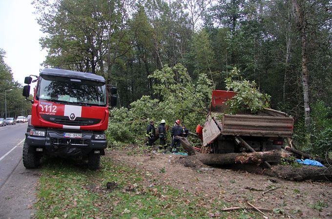 Rīgas ielā iet bojā smagās automašīnas šoferis 