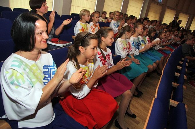 Sumina Jelgavas 4. vidusskolas meiteņu kori «Spīgo» un bērnu kori