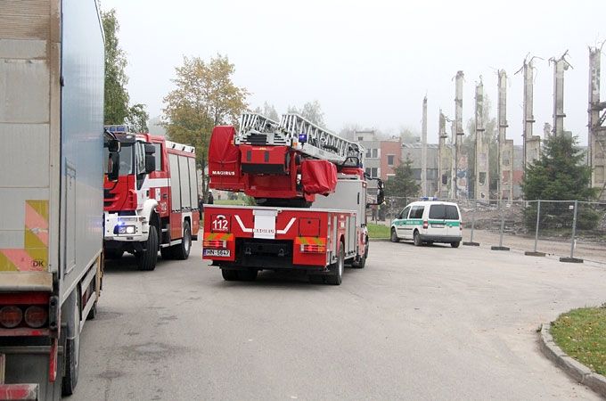 NP Jelgavas Biznesa parkā šodien gruzdējis vienstāva ēkas jumts