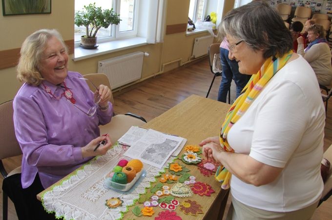 Seniori piedalās radošajās darbnīcās