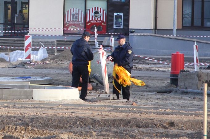 Kaimiņš uzlauž durvis, stacijā atkal atrod lādiņus, zaļenieks paliek bez «huskvarnas», «golfiņš» taranē ceļa zīmi