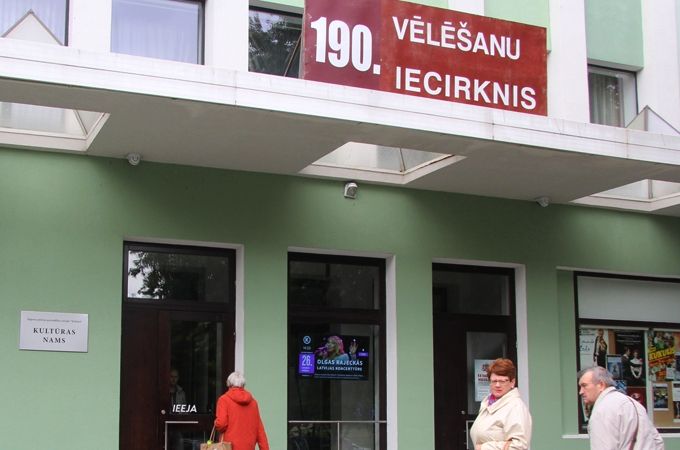Balsi glabāšanā pilsētā nodevuši 1243 pilsoņi, novadā – tikai 28. 4.oktobrī biļetenu pietikšot «atliektiem galiem»