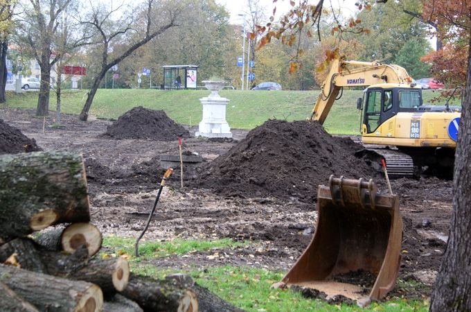 Parka koku vietā – stāvlaukums teju simts automašīnām