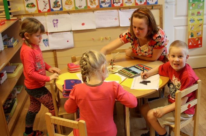 Pirmsskolas pedagogi par slodzi saņem mazāk nekā vispārizglītojošajās iestādēs