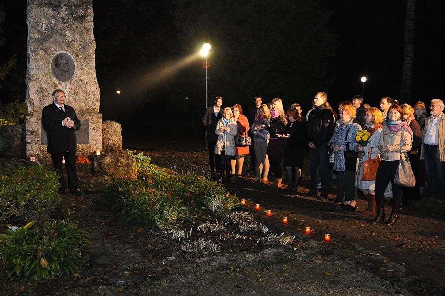 Uz piemiņas brīdi pulcējas Ādolfa Alunāna darba cienītāji (foto/video)