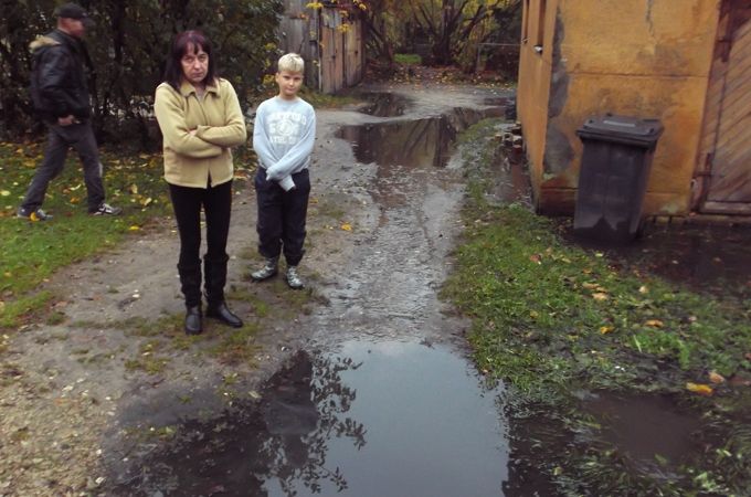 Lietus pārpludina ielas Jelgavā. Raiņa ielas 31. namā aizdomas, ka pārplūdusi fekālā kanalizācija