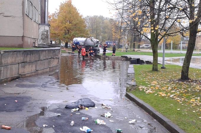 Vairākās ielās ūdens kāpj pāri slieksnim, kaut arī vairumā ielu ūdens ir aizskalots (foto/video)