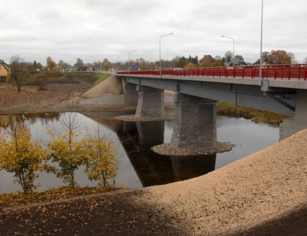 Tilta būvētāji dodas projām no objekta