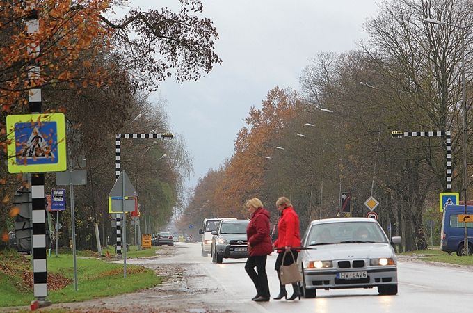 FOTO: Gājēju pārejas Ozolniekos kļuvušas gaišākas