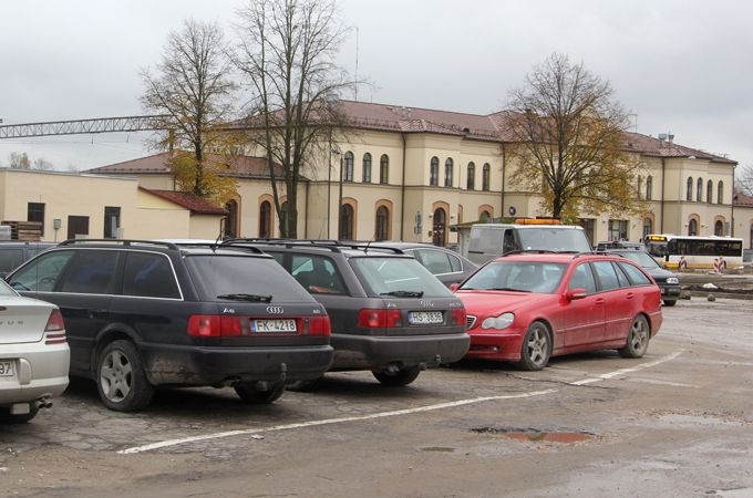 Stacijas ielā uzlauž septiņus auto, no braucoša auto izlec iereibis pasažieris