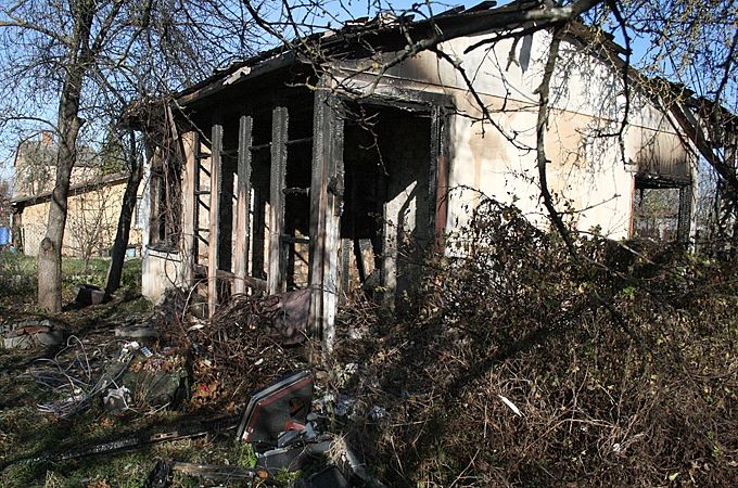 Iespējams, dzērumā apgāžot sveci, Vīksnas ielā sadedzis saticīgs trūkumcietēju pāris