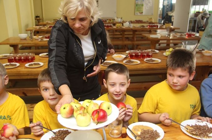 Skolēni no šodienas sāks saņemt bezmaksas augļus un dārzeņus