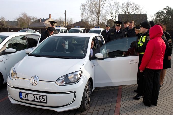 FOTO: Jelgavas pašvaldības iestādes saņēmušas četrus elektromobiļus