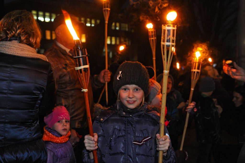 Lāčplēša dienas lāpu gājiens pulcē tūkstošiem patriotu (FOTO)