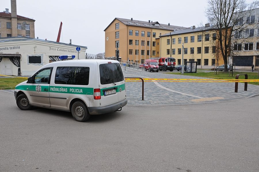 Ekspertīze: aizdomīgā viela mēģenē nav bīstama (papildināts)