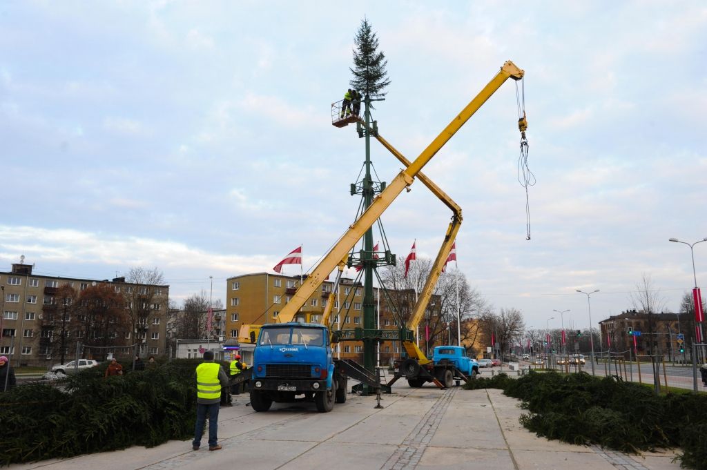 Uzstāda pilsētas galvenās egles konstrukciju (FOTO)