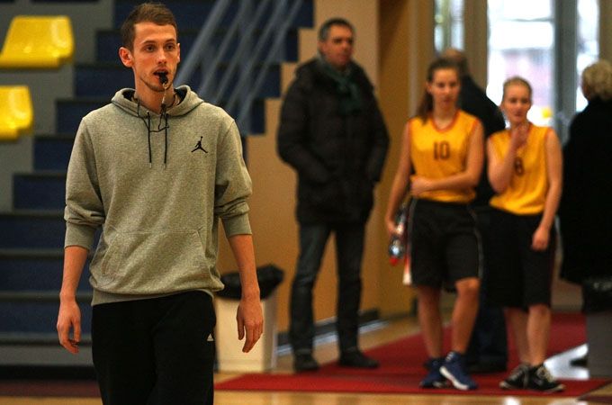 «Jelgavas» profesionāļi tiesā skolu spartakiādes spēles basketbolā