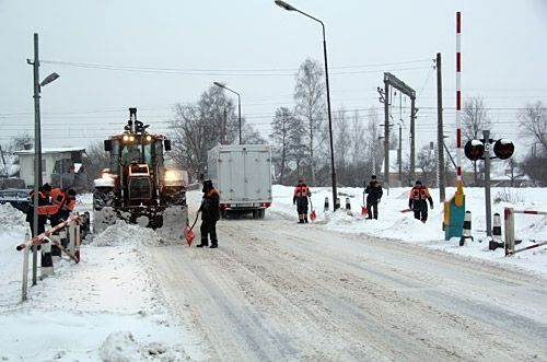 Sniegs apgrūtina braukšanu visā Latvijā