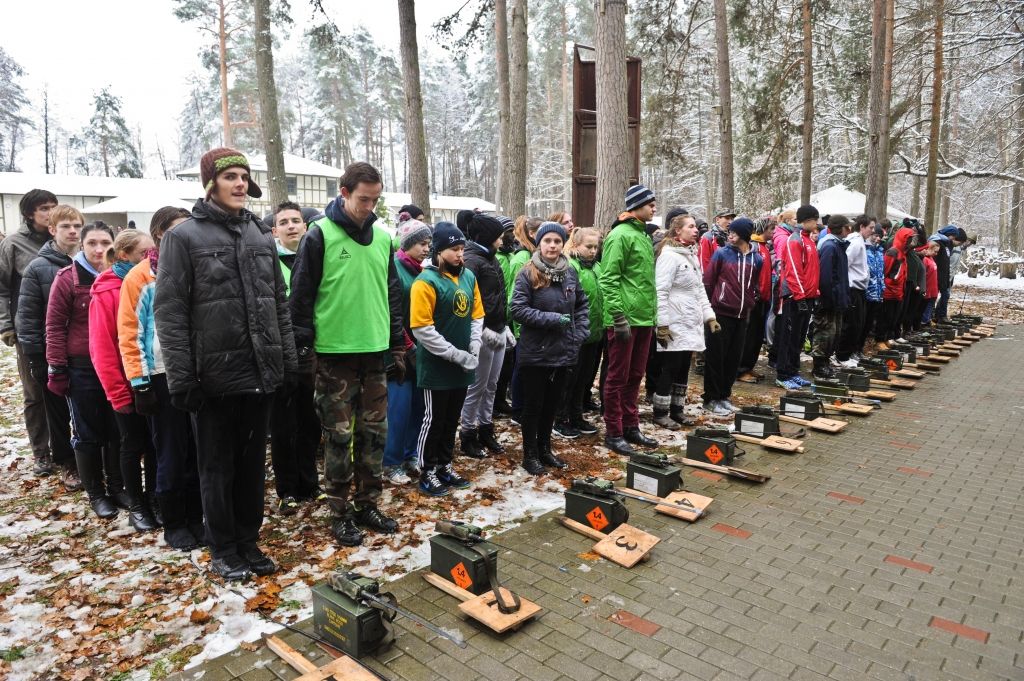 FOTO: «Lediņos» ar misijas skrējienu un patriotisku spēli jaunieši atceras Lāčplēšus