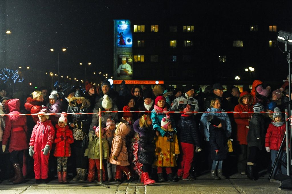 Iedegta Jelgavas galvenā egle (FOTO)