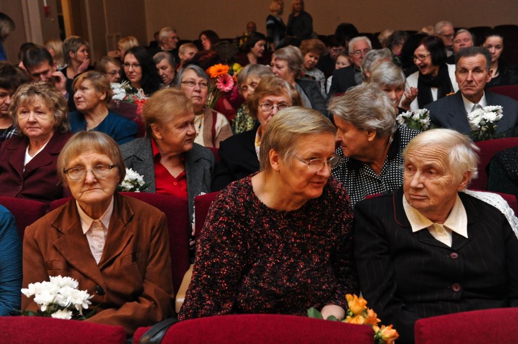 Sirsnīgā pasākumā sumina sirdsmīļos vecmāmiņas un vectētiņus (FOTO)