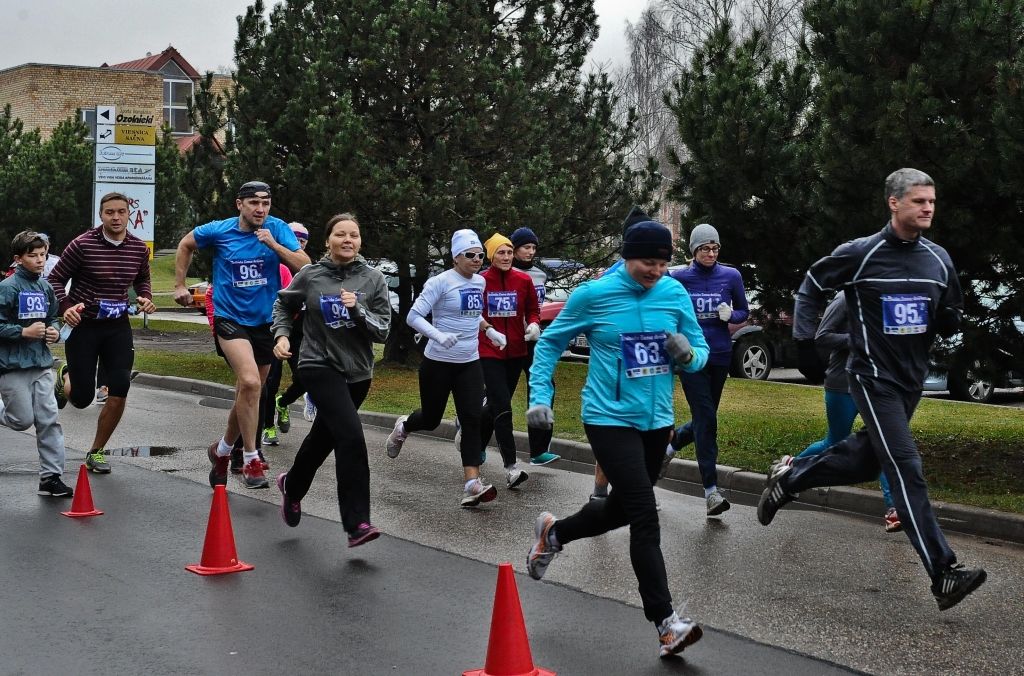 Titulētus un motivētus dalībniekus pulcē Ziemas skrējiens Ozolniekos (FOTO)