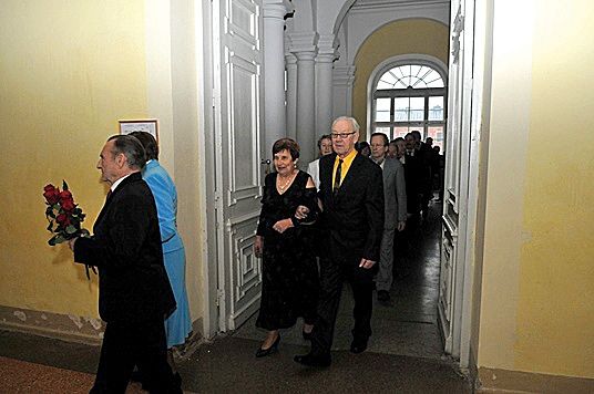 FOTO: Ar parakstu Goda grāmatā laulību godpilnās jubilejas atzīmēja 16 pāru