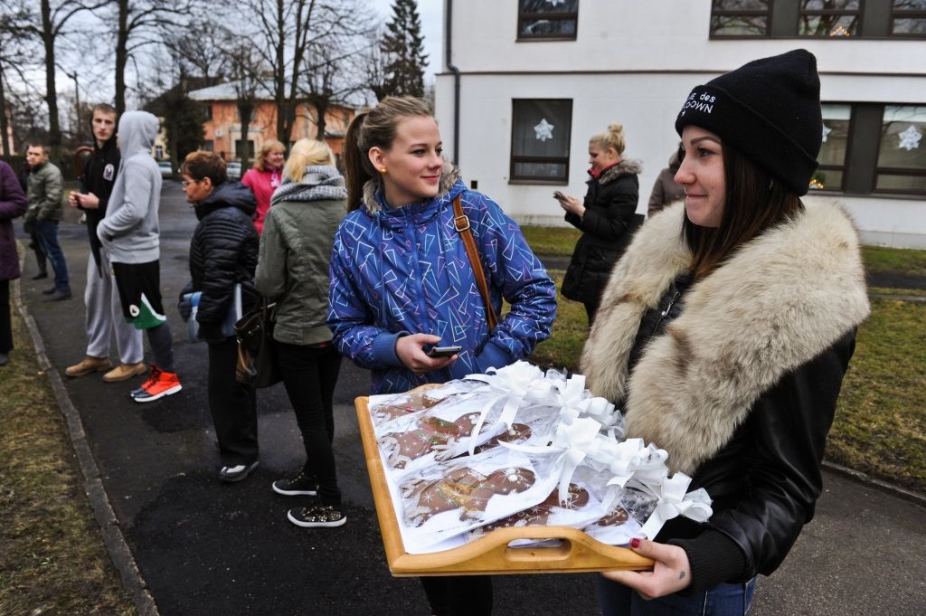 FOTO: Ar baloniem atklāti brīvpieejas āra trenažieri