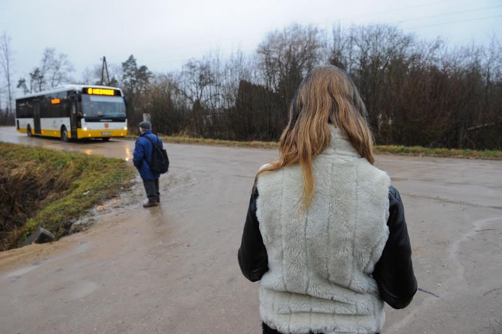 Apjukumā bērns paliek tumsā uz ceļa, jo šoferim nav ko izdot