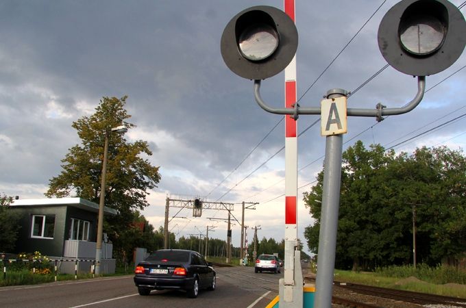 Dobelē automašīna sabojā dzelzceļa pārbrauktuves barjeru