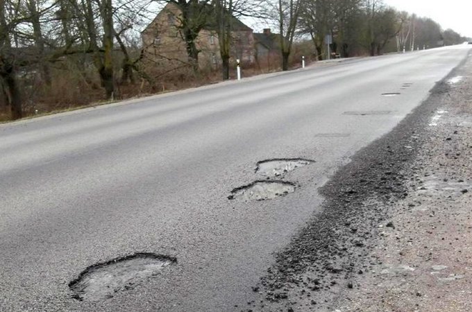 Vai sniega cilvēks izbradājis tikko remontēto Lietuvas šoseju?