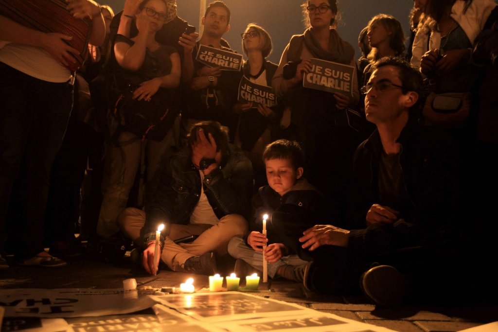 FOTO: Tūkstošiem cilvēku piemin žurnāla Charlie Hebdo uzbrukumā nogalinātos