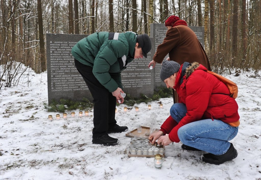 Atklājot plāksnes ar nacisma upuru vārdiem, Garo kalnu piemiņas vieta kļūst personiskāka (FOTO)
