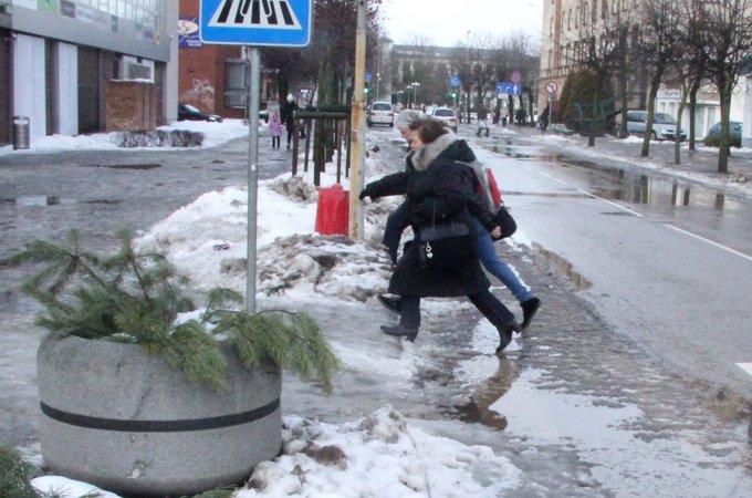 Īpaši slapjo svētdienu nomaina īpaši slidena nakts (FOTO)