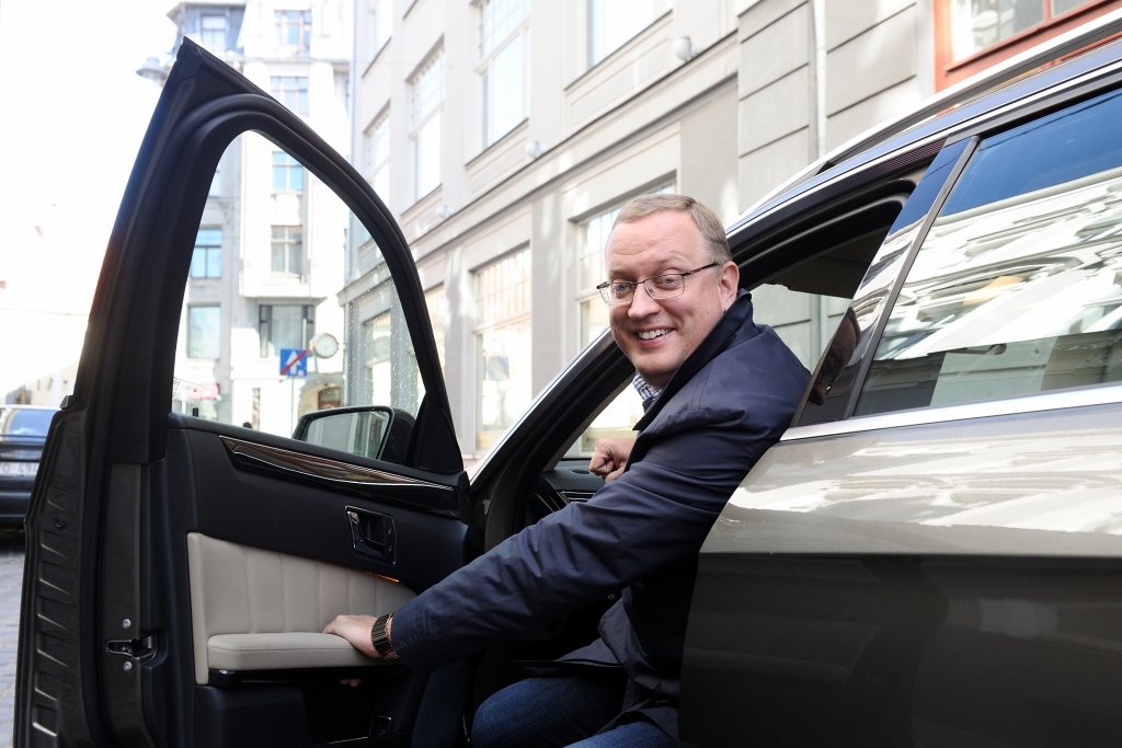 Latvija pievērusi durvis holdingiem 