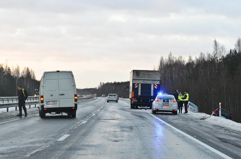 Melnā ledus dēļ daudz avāriju; VUGD auto nospiež divus cilvēkus