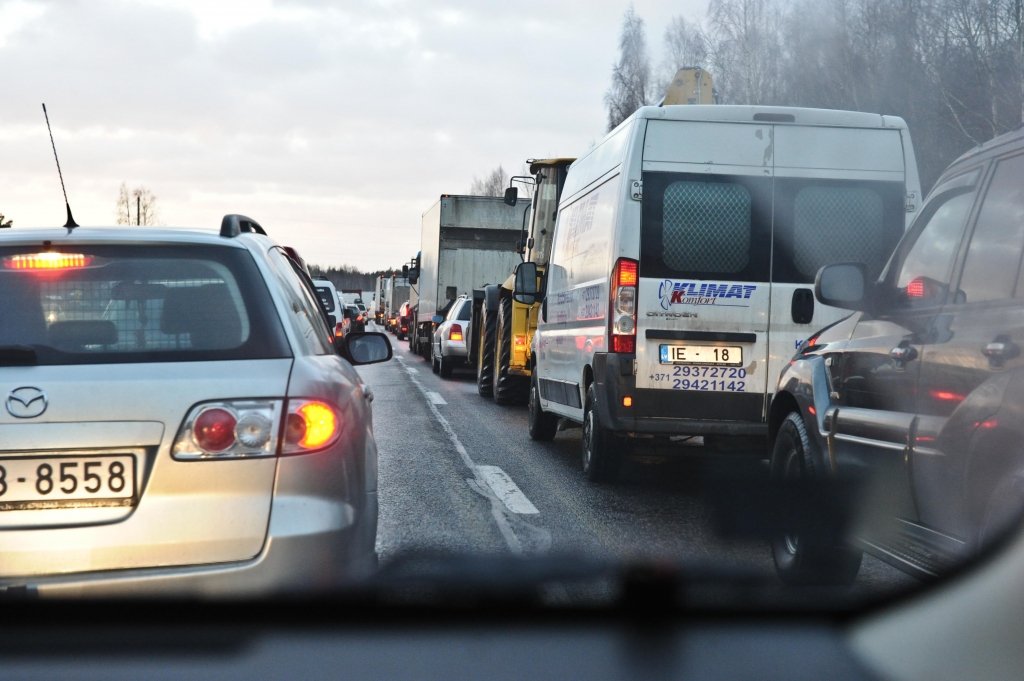 Otrdien valstī uz ceļiem 143 negadījumi; Jelgavas slimnīcā palīdzēts 14 cilvēkiem, no kuriem 5 stacionēti