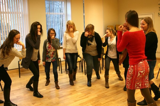 Programmas «PilnveidojiES» nodarbībā jaunietes apgūst oratora prasmes (FOTO)