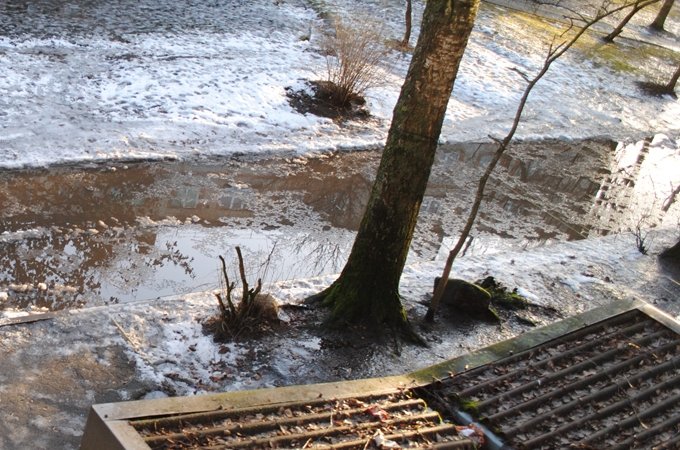 Applūst Bāra ceļš un daudzdzīvokļu māju pagalmi ar bojātu lietus kanalizāciju (FOTO)
